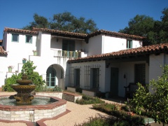 William Ford Residence, courtyard, Ojai, CA: Photograph courtesy Charles J. Fisher, 2010