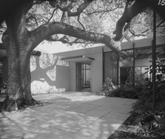 Residence, Mrs. Leslie Lumley, Exterior, 1958: Photographer: Maynard L. Parker, The Huntington Library, San Marino, California