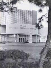 St. Jude Children's Research Hospital, 1976 front entrance: Memphis Commercial Appeal, Thomas Busler, Photographer. Courtesy Special Collections University of Memphis Libraries